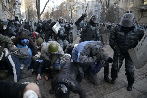 Ukraine quyết lập lại trật tự ở Kiev trong ngày đẫm máu nhất ảnh 1